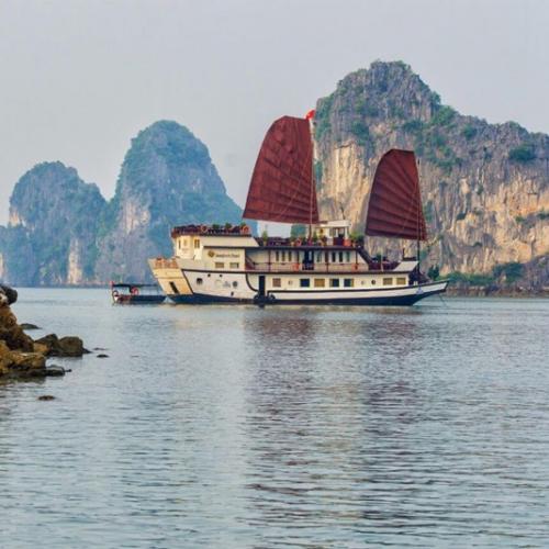 Day 3&4: Overnight cruise in Halong Bay.