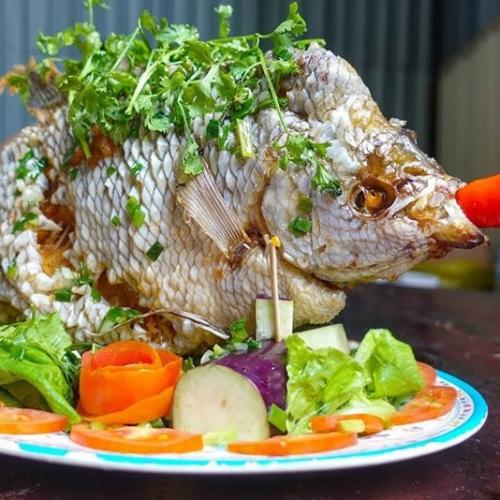 Have lunch with typical local dishes, the giant gourami.